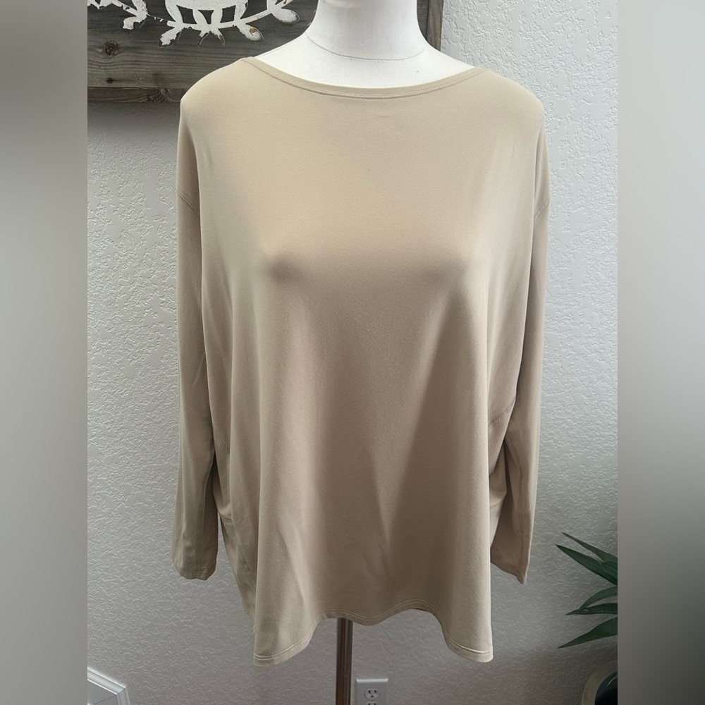 Lululemon back in action Relaxed Long-Sleeve stretch knit Top in Beige ladies 8